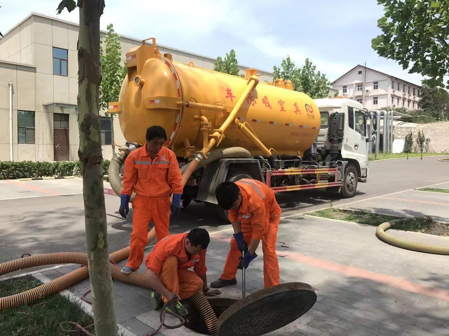 前锋管道疏通车停在窨井附近