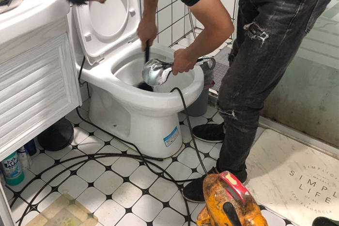 前锋马桶堵塞自己疏通还是找师傅?专业上门服务让你省时更省心